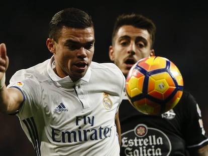 Pepe se lleva el bal&oacute;n ante Mato, del D&eacute;por.