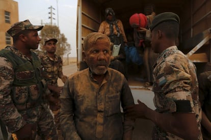 Refugiados sirios llegan a la frontera de Trabeel tras cruzar a territorio jordano, cerca de la ciudad de Ruwaished al este de Ammán.