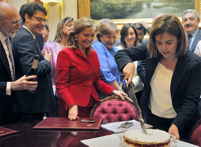 Sáenz de Santamaría parte la tarta en presencia de diputados del PP.