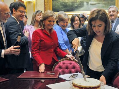 Sáenz de Santamaría parte la tarta en presencia de diputados del PP.