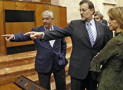 Mariano Rajoy, entre Javier Arenas y Dolores de Cospedal, ayer en el Parlamento andaluz.