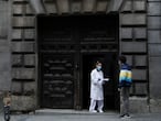 GRAF4778. MADRID, 13/05/2020.- Un hombre trata de entrar en un centro de salud en Madrid este miércoles durante la fase 0 de desescalada del estado de alarma por el coronavirus. EFE/David Fernández