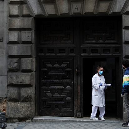 GRAF4778. MADRID, 13/05/2020.- Un hombre trata de entrar en un centro de salud en Madrid este miércoles durante la fase 0 de desescalada del estado de alarma por el coronavirus. EFE/David Fernández