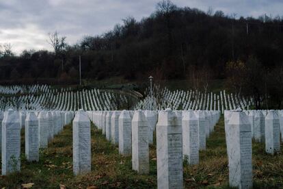 Tumbas conmemorativas en el cementerio de Potocari, cerca de Srebrenica. Mladic ordenó acabar con la vida de más de 8.000 musulmanes en Srebrenica en los primeros días de julio de 1995. Todavía quedan por encontrar y enterrar los retos mortales de cientos de víctimas.