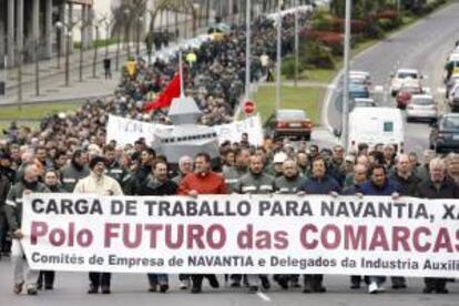 La plantilla directa y auxiliar de Navantia en la ría de Ferrol, que en total suman unos 2.300 operarios, se ha manifestado hoy por las calles de Ferrol.