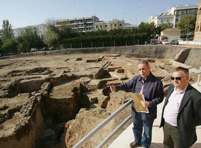 Desiderio Vaquerizo, a la izquierda, y Juan Murillo, ante el anfiteatro romano de Córdoba.