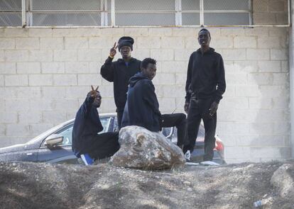 En la fotografía, algunos de los migrantes trasladados al complejo educativo de Cheste.