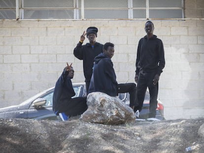 En la fotografía, algunos de los migrantes trasladados al complejo educativo de Cheste.
 