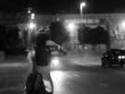 B 30754 (26/OCT/99) -COLOR- TRAVESTIS EN LOS ALREDEDORES DEL CAMPO DEL F. C. BARCELONA. -FOTO: MANOLO S. URBANO