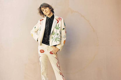 Gram Parsons volcó más obsesiones en su traje, con hojas de marihuana y desnudos, que en sus canciones.