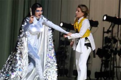 Erika Miklósa (la Reina de la Noche, a la izquierda) y Maria Arnet (Pamina), en una escena de <i>La flauta mágica</i> durante los ensayos en el teatro Real.