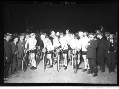 Salida de madrugada de la primera etapa del Tour en 1914.