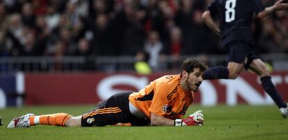 Casillas, en el césped tras recibir el gol del Lyon.