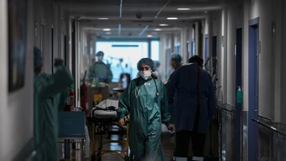 Personal médico en una planta reservada para pacientes afectados por coronavirus en el Hospital del Mar, en una imagen de 2022.