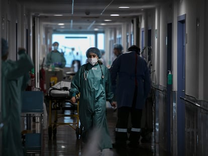 Personal médico en una planta reservada para pacientes afectados por coronavirus en el Hospital del Mar, en una imagen de 2022.