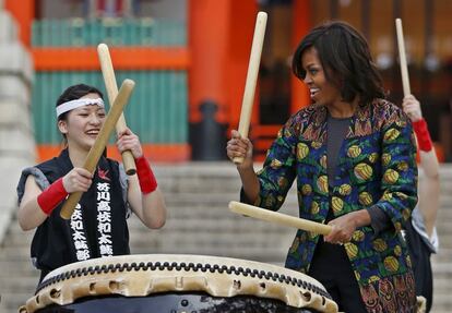  La primera dama estadounidense, Michelle Obama (d), toca un taiko o gran tambor con integrantes del grupo &quot;club Akutagawa Taiko&quot; durante su visita al santuario Fushimi Inari Taisha en Tokio (Jap&oacute;n).