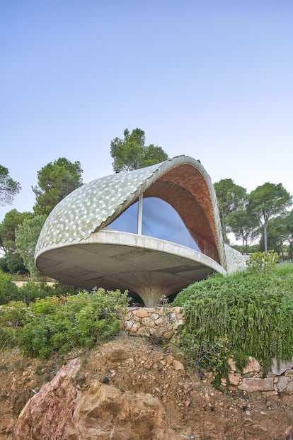 La habitación de invitados se apoya en
una columna de hormigón y su cerámica exterior, de Toni Cumella,
utiliza colores del lugar para camuflar la bóveda entre el paisaje.