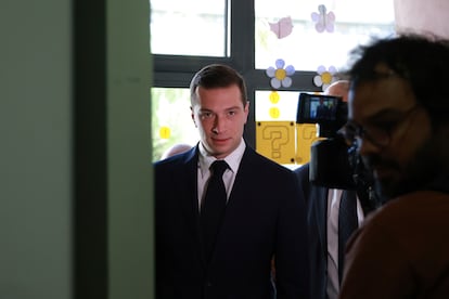 El presidente de Reagrupamiento Nacional, Jordan Bardella, vota este domingo en un colegio electoral de Garches, a las afueras de París (Francia).