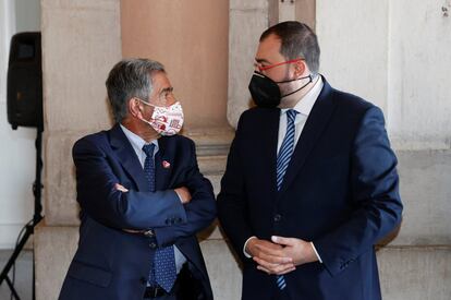 El presidente de Cantabria, Miguel Ángel Revilla (izquierda), conversa con el presidente del Principado de Asturias, Adrián Barbón.