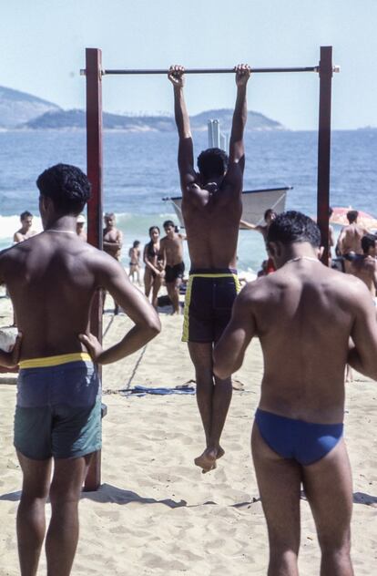 Jovens se exercitam em equipamentos da praia.