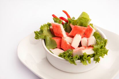 Ensalada de palitos de surimi de cangrejo.