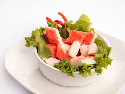 Ensalada de palitos de surimi de cangrejo.