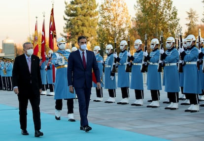 El presidente turco, Recep Tayyip Erdogan, a la izquierda, y el jefe del Gobierno español, Pedro Sánchez, pasan revista a la guardia de honores en la capital de Turquía, Ankara.