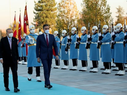 El presidente turco, Recep Tayyip Erdogan, a la izquierda, y el jefe del Gobierno español, Pedro Sánchez, pasan revista a la guardia de honores en la capital de Turquía, Ankara.