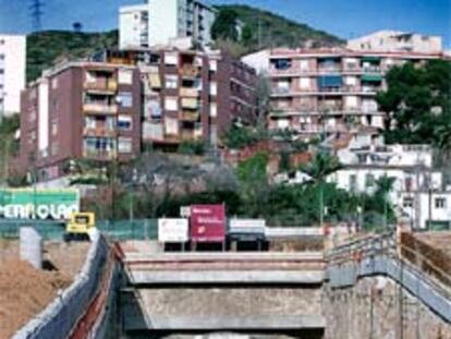 Boca del túnel donde se realizan las obras de la línea 9.