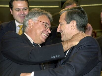 Los expresidentes del Gobierno Felipe González y Adolfo Suárez se saludan al inicio de la solemne sesión del Congreso, conmemorativa del XXV aniversario de las elecciones de 1977, el 14 de junio de 2002.