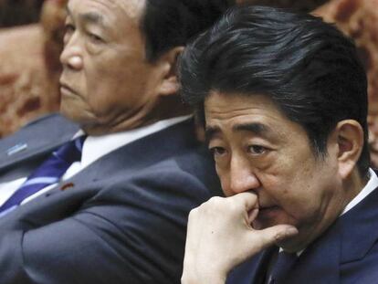 El primer ministro japonés, Shinzo Abe, a la derecha, junto al ministro de Finanzas, Taro Aso.