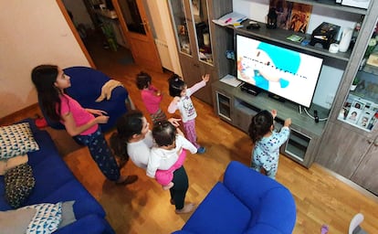 Lucía, Mariam, Nazaret, Inés, Rut y Loreto, las hijas de la familia Rivera Sobrino, bailan en su salón durante la cuarentena.