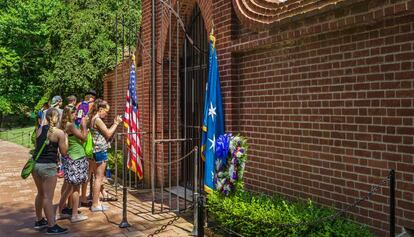 Visitantes ante la tumba de George Washington, en la iglesia de Mount Vernon, en Virginia (Estados Unidos).