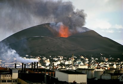 En la madrugada del 23 de enero de 1973 el volcán Eldfell entró en erupción en la isla de Heimaey, la única habitada.