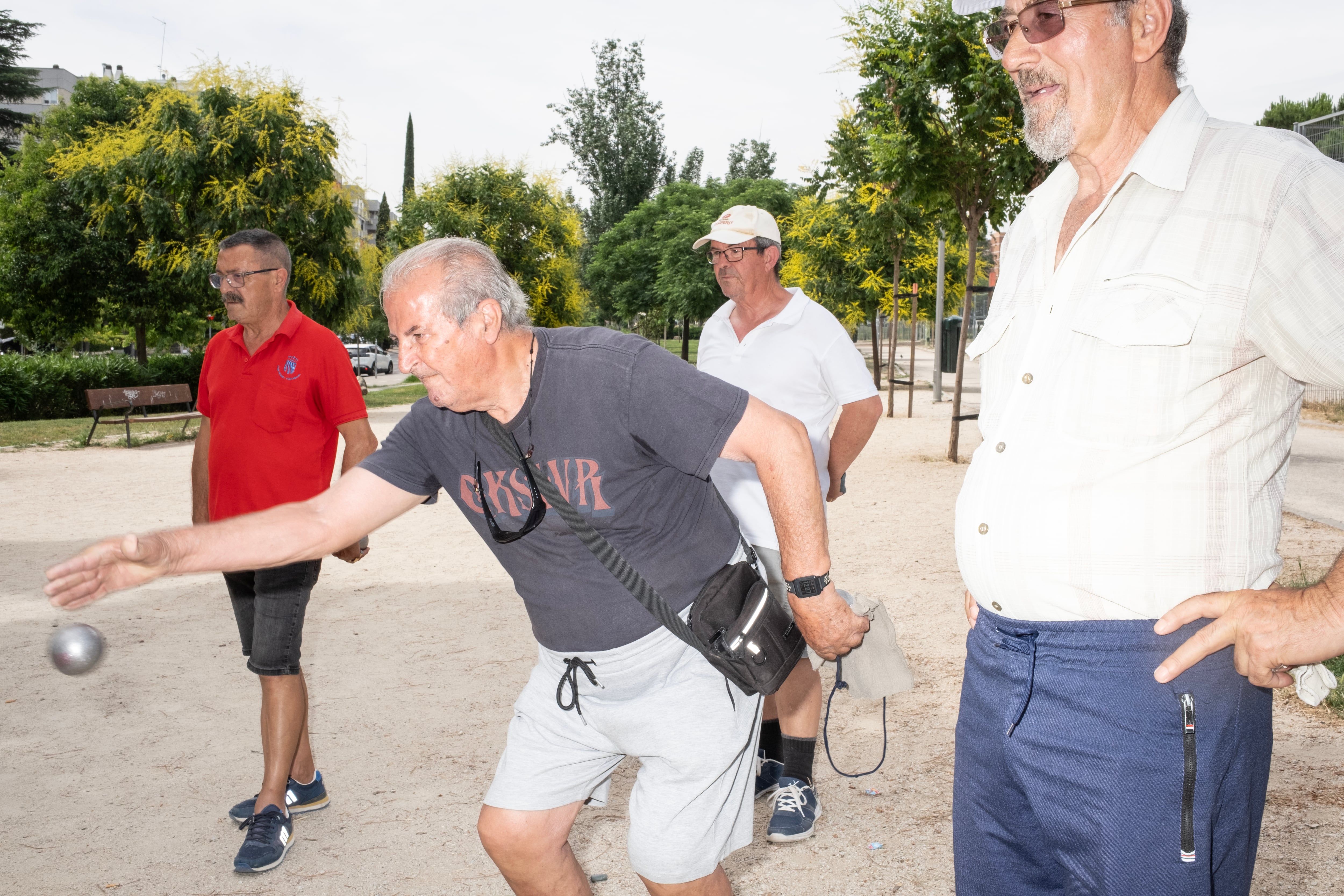 Partidas de petanca en el parque de Aluche, en junio de 2025.
