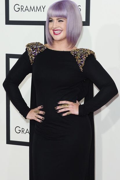 Kelly Osbourne acudió con este vestido-capa con aplicaciones doradas en los hombros.