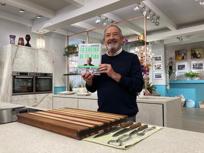 Arguiñano posa con su último libro en el plató de televisión donde graba su programa diario de cocina.