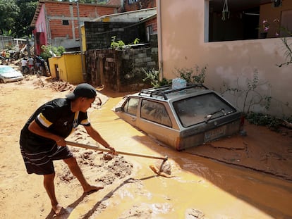 Un hombre ayuda en el rescate de los cuerpos de las víctimas de un deslizamiento de tierra, en São Sebastiao (Brasil), el pasado 21 de febrero.