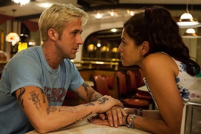 Ryan Gosling y Eva Mendes protagonizaron en 2012 el drama ‘Cruce de caminos’, que trasladó su romance cinematográfico a la vida real.