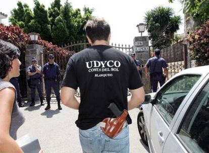 Agentes de la Udyco, durante un registro en la casa de Julián Muñoz.