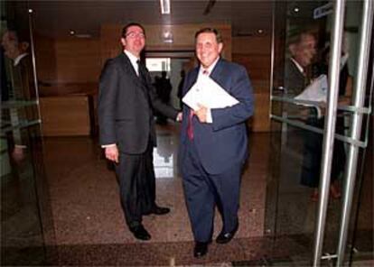 Alberto Ruiz-Gallardón (a la izquierda) y Gustavo Villapalos, a las puertas del hemiciclo de la Asamblea de Madrid.