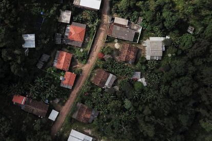 Os 458 moradores do vilarejo do Socorro tiveram de sair de suas casas e deixar tudo pra trás, casa, móveis, animais de estimação e toda a história que construíram durante toda a vida, desde de 8 de fevereiro, quando a barragem da Mina de Gongo Soco entrou em estado iminente de rompimento. Conforme o estudo de impacto da Vale, caso haja rompimento da barragem, a lama de rejeitos atingiria os municípios de Barão de Cocais, Santa Bárbara e São Gonçalo do Rio Abaixo. Um muro de contenção está sendo erguido entre a estrutura e Barão de Cocais, para tentar reter a lama.