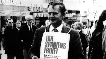 Olof Palme, primer ministro sueco, pide dinero en 1975 para la oposición española en un mercado de Estocolmo.