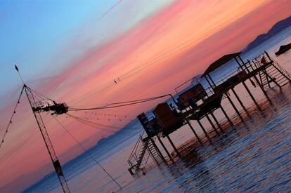 Es la magdalena de Proust para miles de esquiadores acuáticos. Cable-Ski (www.cableskibenidorm.com) tiene cuatro torres unidas por un cable, similar al de los telesquíes, que arrastra a los esquiadores. Está situado a 80 metros de la arena y consta de un kilómetro de circuito para un máximo de 12 personas. Dos horas al día el cable alcanza los 58 kilómetros por hora para que los más atrevidos afronten el eslalon entre boyas subidos al monoesquí.