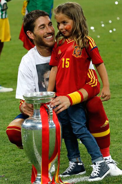 Sergio Ramos con su sobrina, hija de su hermano y representante René.