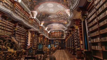 La biblioteca barroca del Klementinum de Praga (República Checa).