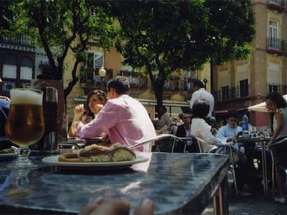 Terraza en la plaza de las Flores, uno de los rincones típicos para el tapeo en el centro de Murcia. Aquí se encuentra, por ejemplo, el bar La Tapa, todo un clásico.