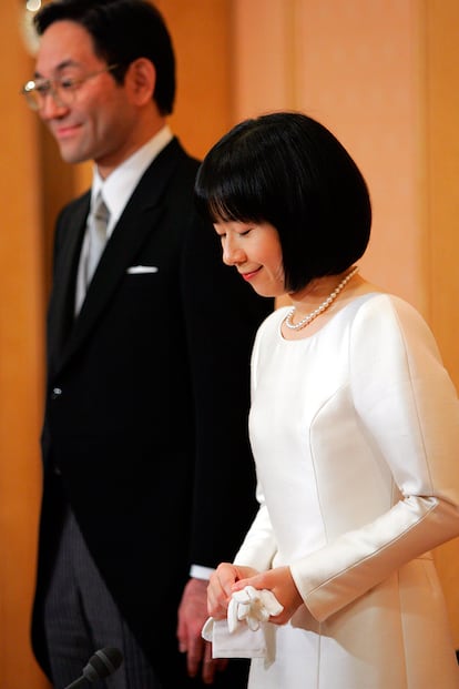 La princesa Sayako de Japón
Sayako, la hija menor de los que fueran emperadores de Japón hasta el pasado mes de abril, Akihito y Michiko, renunció a sus títulos por amor. Fue en el año 2005, cuando decidió casarse con el funcionario municipal y urbanista Yoshiki Kuroda. En su fiesta de compromiso comunicó que abandonaría la casa imperial, su título de alteza y sus obligaciones; tras su enlace cedió todos los privilegios de la vida imperial. Desde hace dos años es la suma-sacerdotisa del Gran Santuario de Ise, una posición que heredó de su tía.