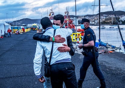 Salida de uno de los últimos migrantes que quedaban en el muelle de Arguineguín, en la tarde de este domingo.