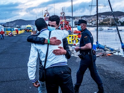 Salida de uno de los últimos migrantes que quedaban en el muelle de Arguineguín, en la tarde de este domingo.